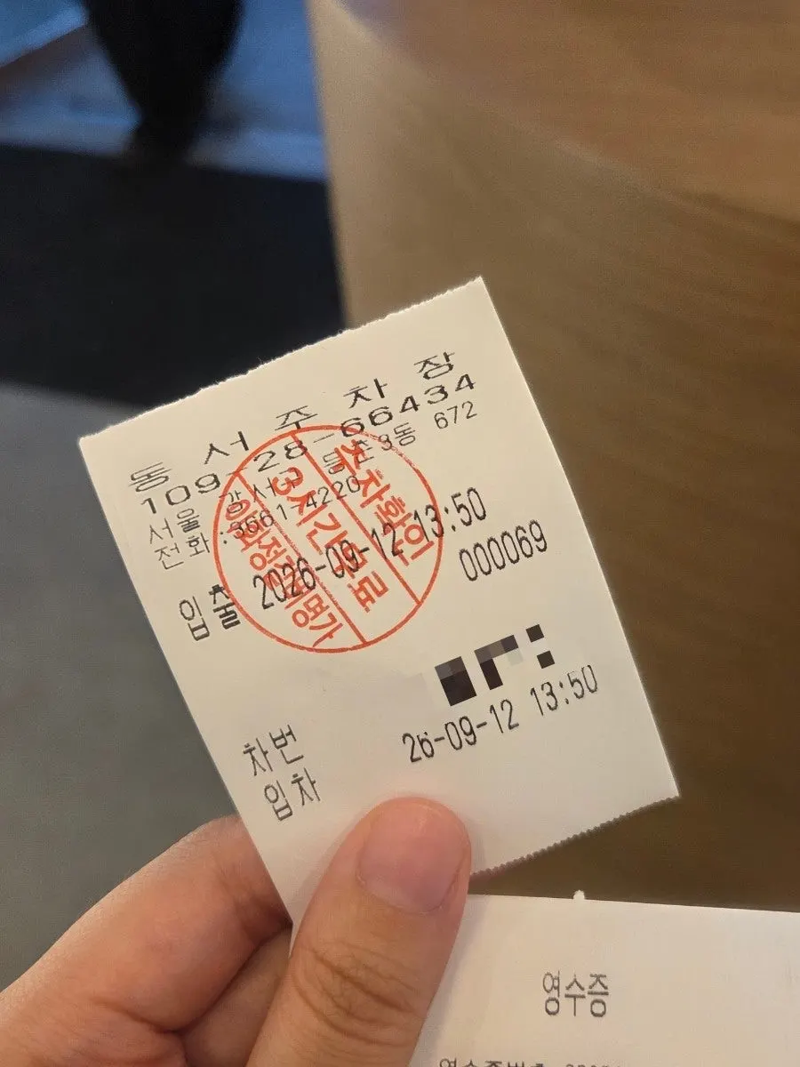 우드와 그레이 톤으로 꾸며진 갈비 전문점 내부