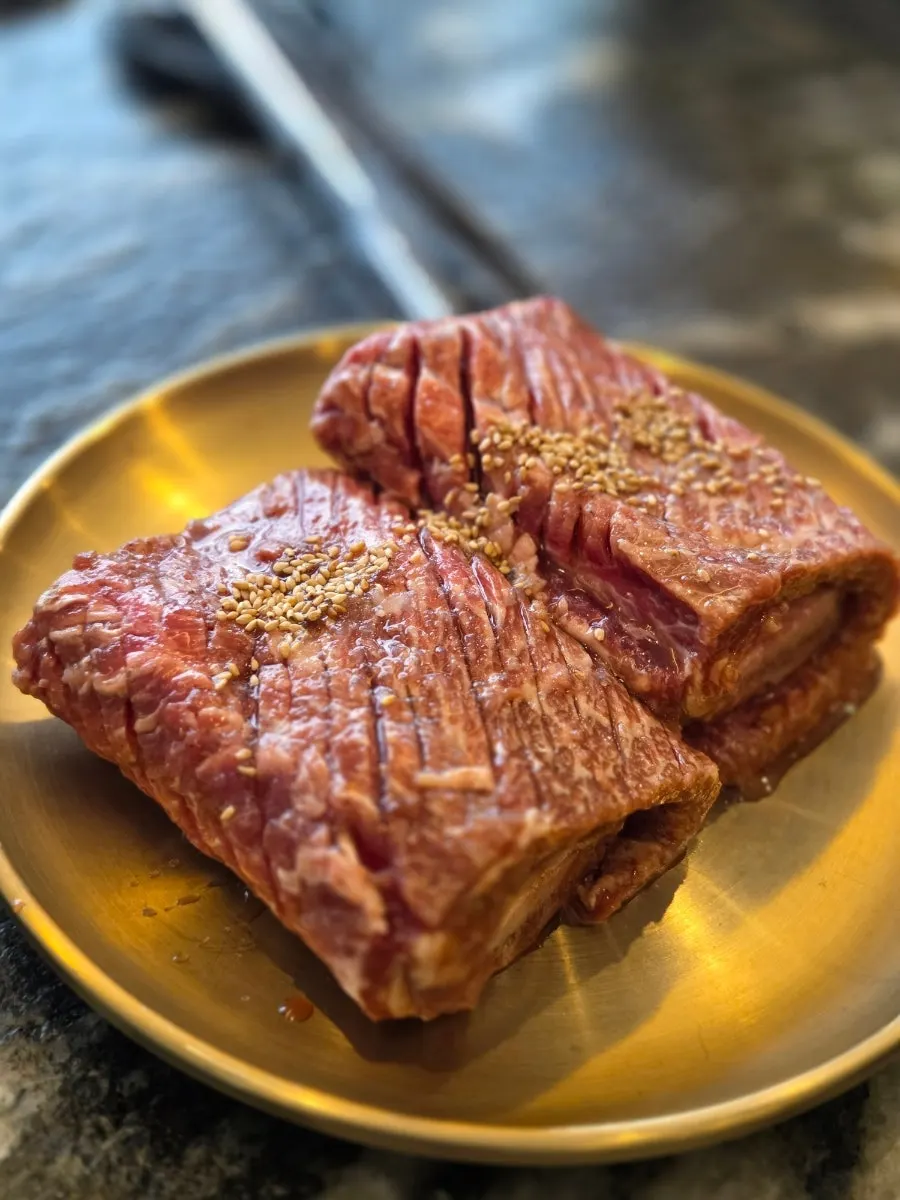 세로로 담은 소양념왕갈비 구이 장면