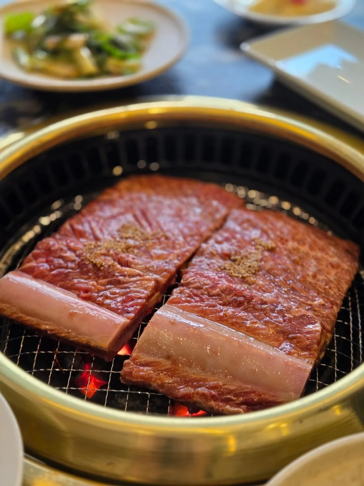 잘 구워진 소양념왕갈비 한 점 들어 올린 모습