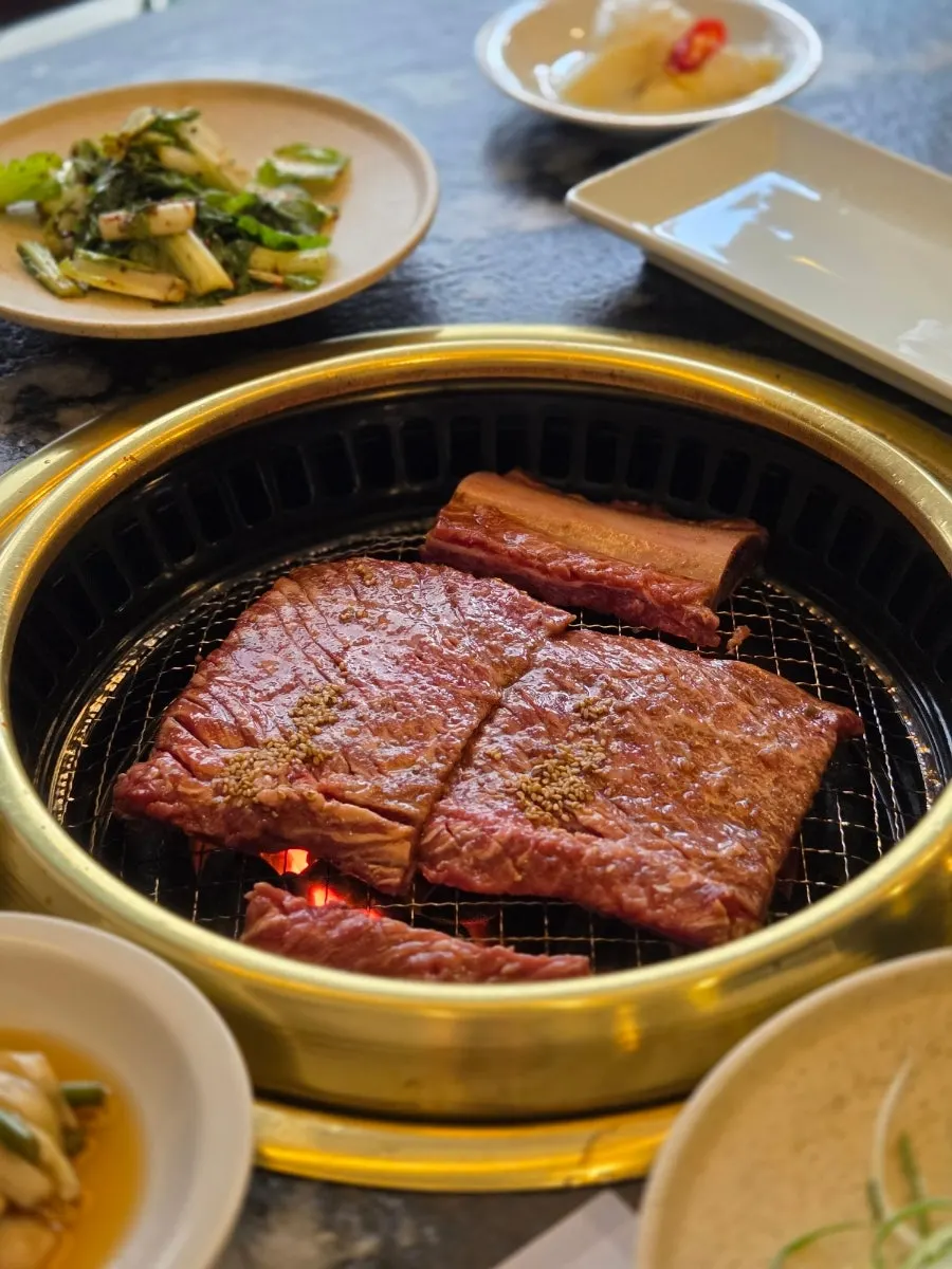 양념갈비와 파채 곁들임