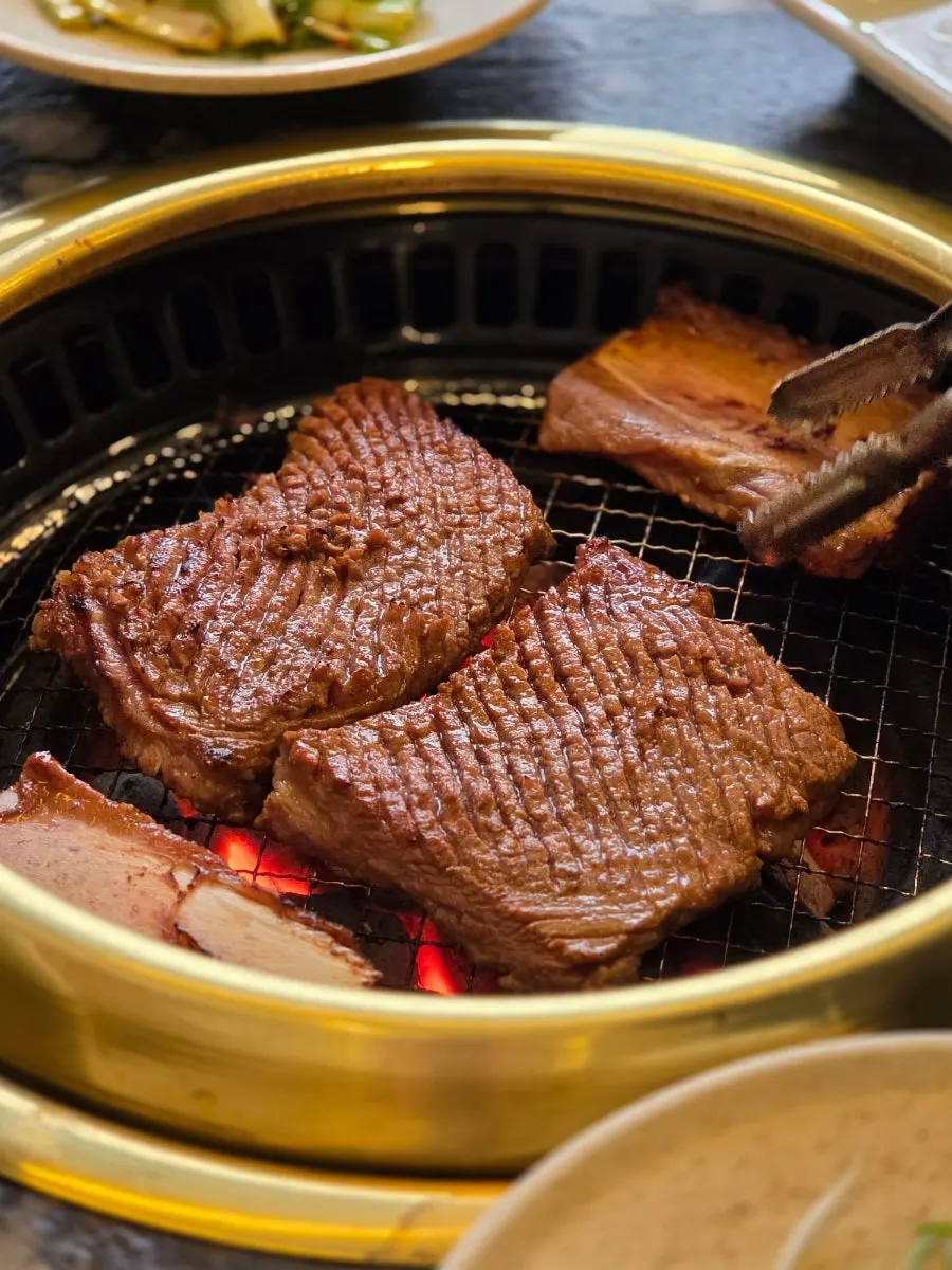 반찬과 함께 먹는 양념갈비