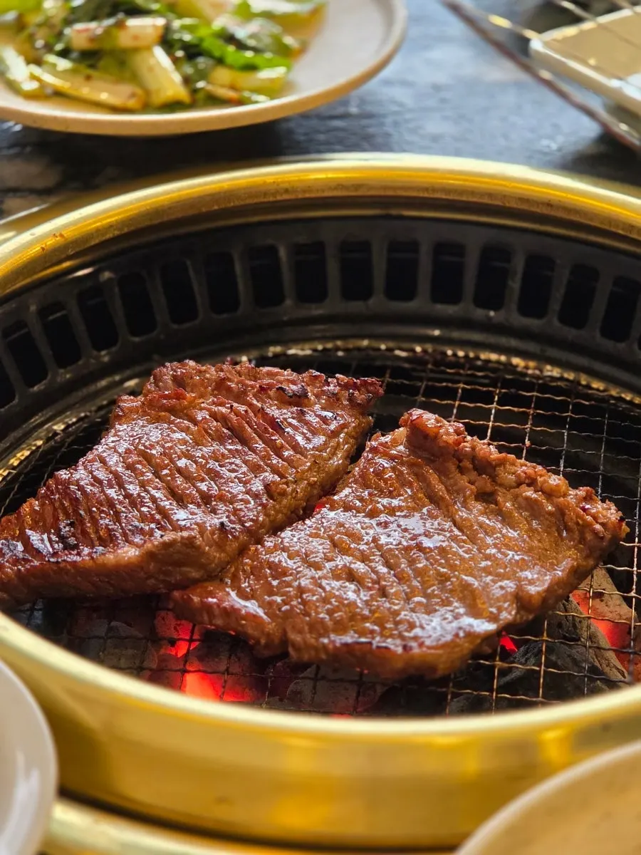 테이블에 놓인 반찬 접시들