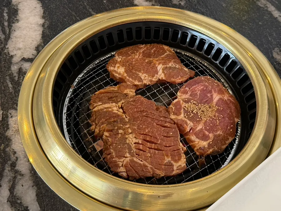 은은한 단맛의 양념이 배인 돼지갈비