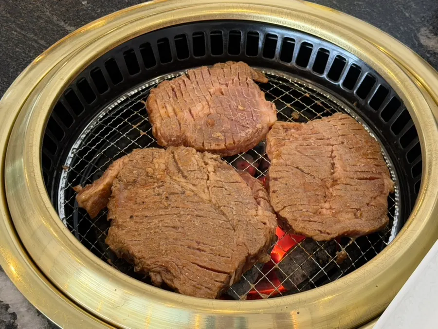 직원이 숯불에 직접 굽는 양념갈비