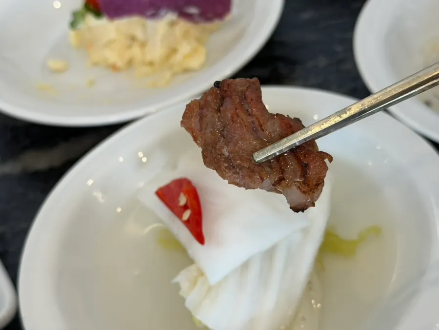 기본찬과 함께 먹는 양념목살 돼지갈비