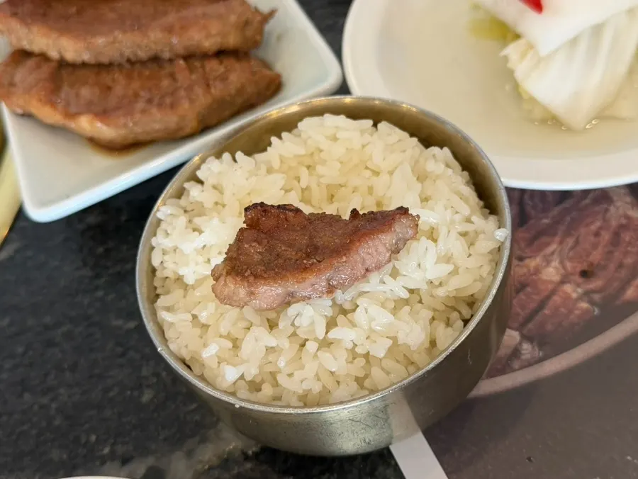 밥에 올려 먹는 양념갈비 한 점