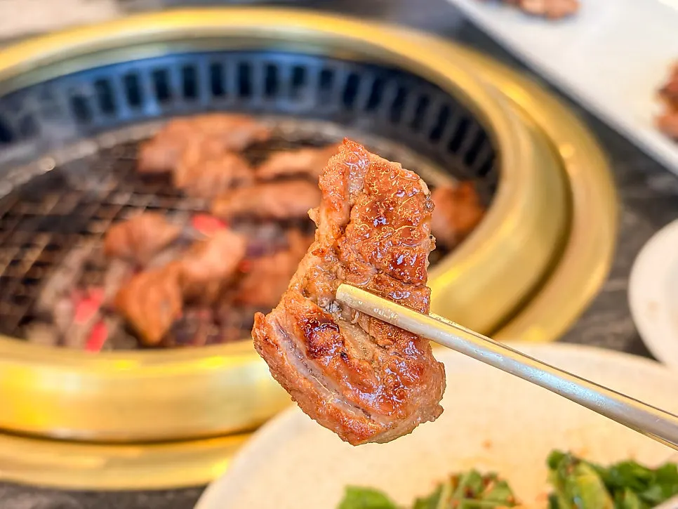 유기농 배 양념을 바른 돼지갈비 굽는 모습