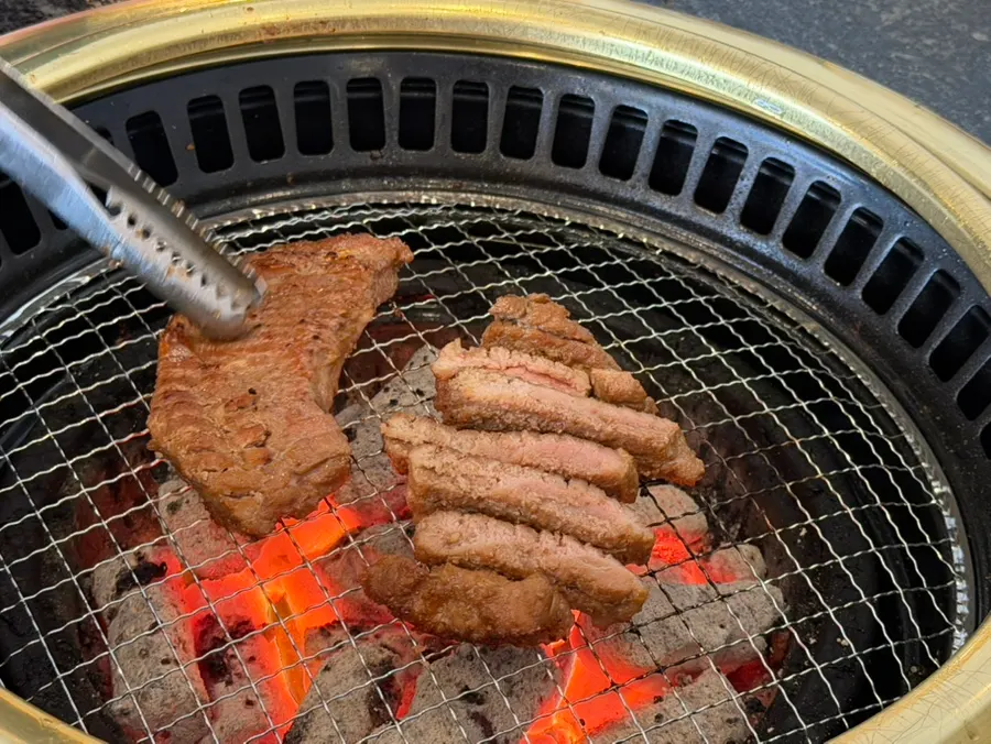 숯불 위에서 익어가는 부위별 고기