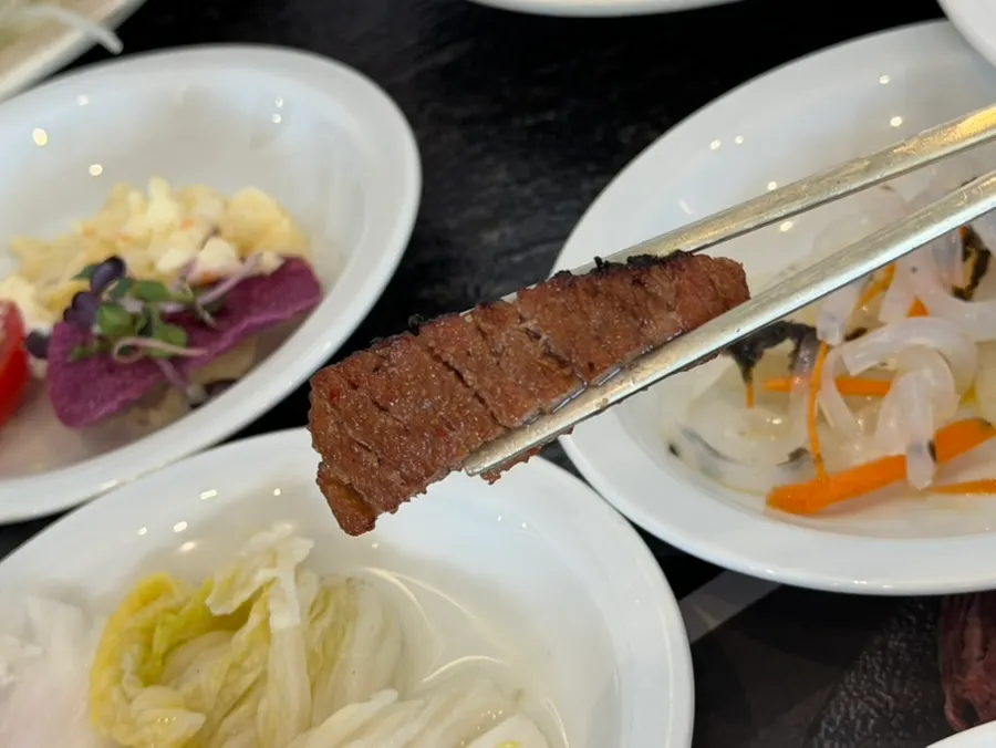 숯불에 구운 고기 접시