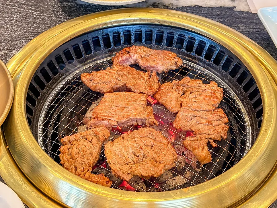 식사 마무리한 룸 테이블 모습
