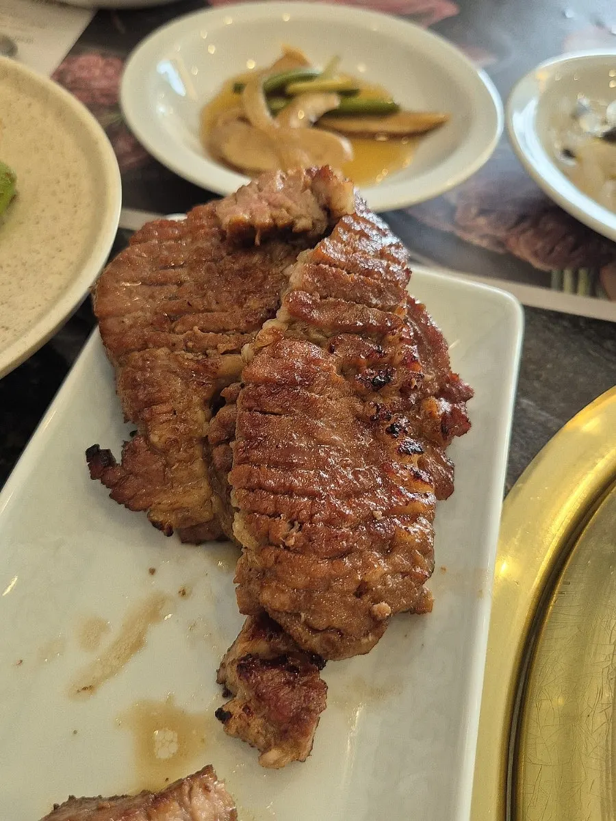 Pork ribs served with baek-kimchi and shredded scallion
