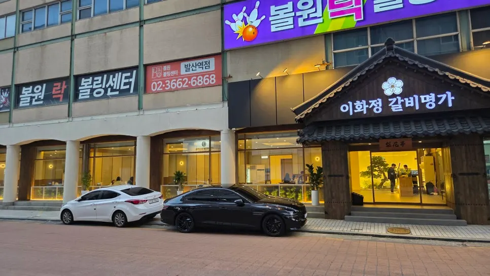 테이블 수가 많은 넓은 매장 내부