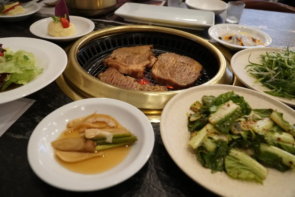 양념이 골고루 배인 두툼한 생 돼지갈비