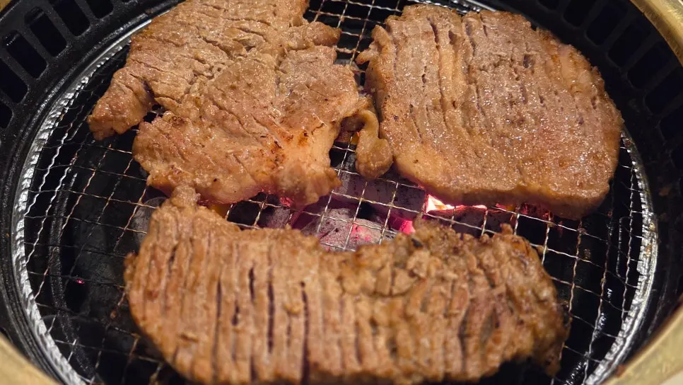 숯불에서 익어가는 양념갈비와 소주