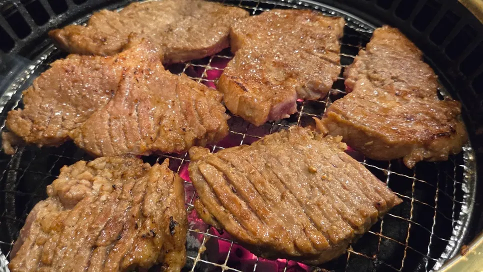 직원이 잘라준 먹기 좋은 크기의 돼지갈비