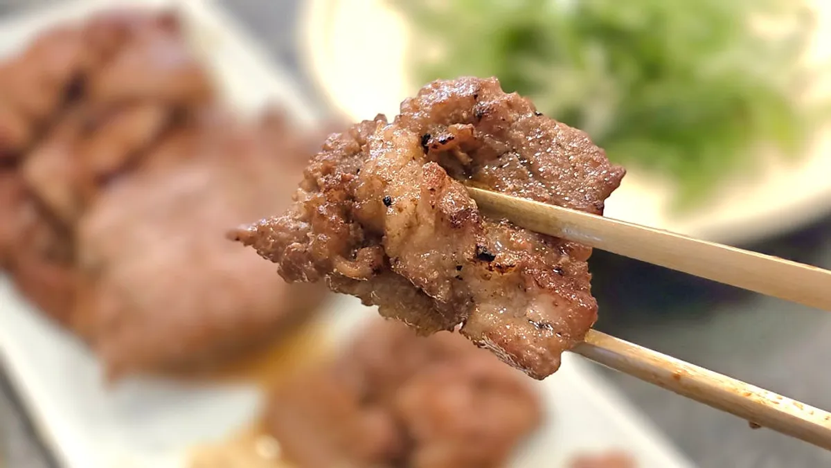 숯불 향이 배어 촉촉하게 익은 양념 목살 돼지갈비