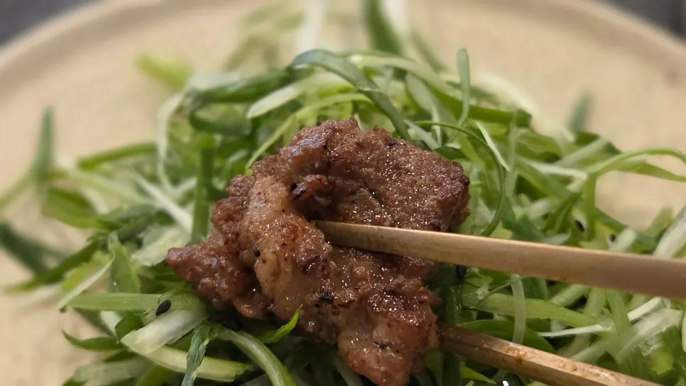 공깃밥에 올려 먹은 양념 돼지갈비 한 점