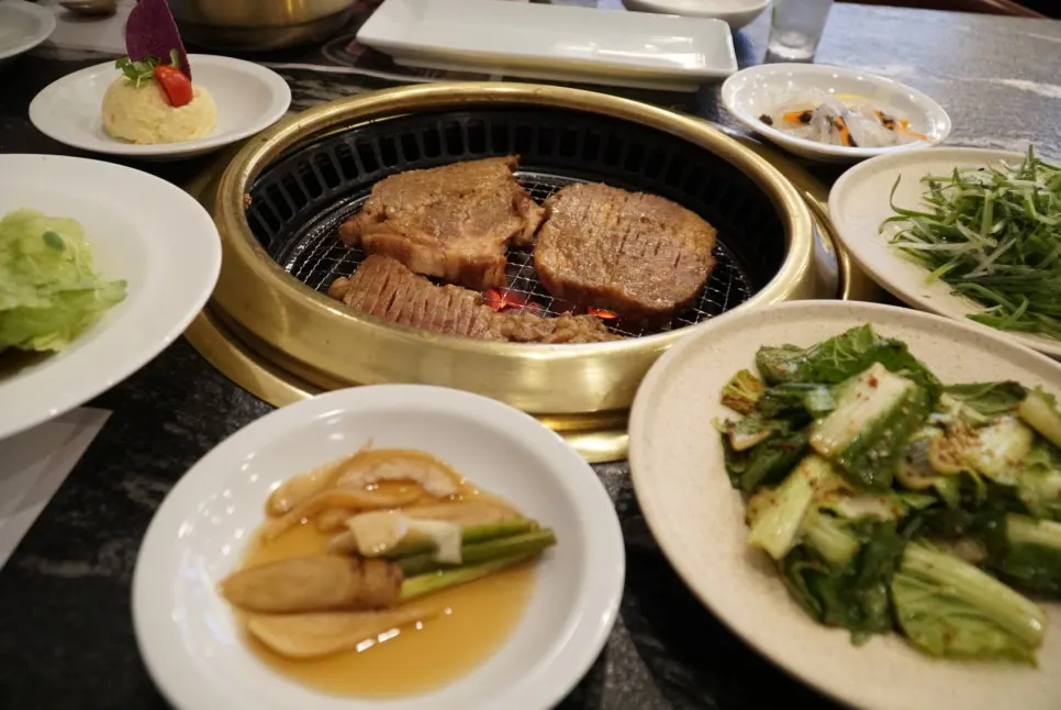 다양하게 차려진 고깃집 기본 밑반찬