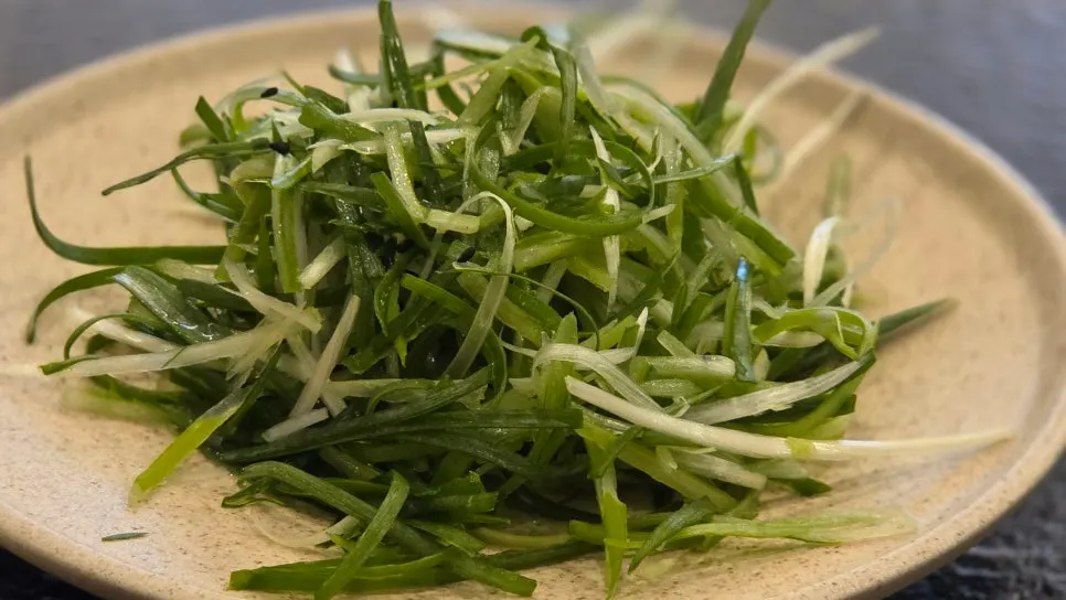 백김치와 장아찌, 감자샐러드, 파채 반찬