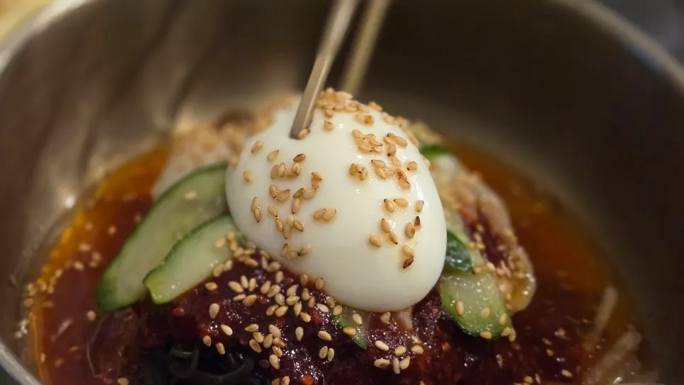 비빔냉면에 돼지갈비 한 점 올린 조합
