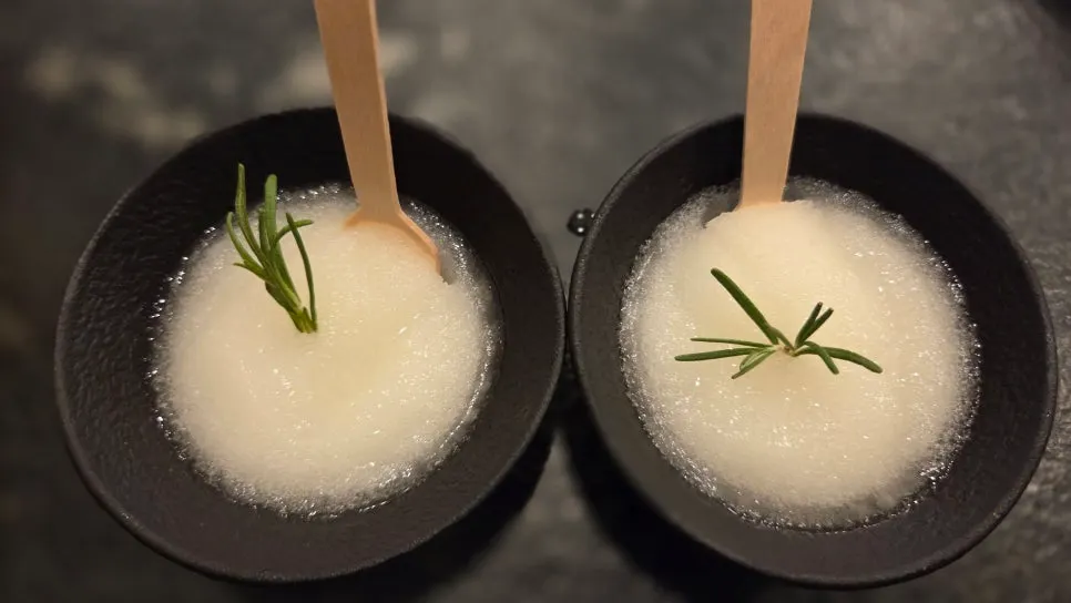 식사 마무리로 나온 디저트