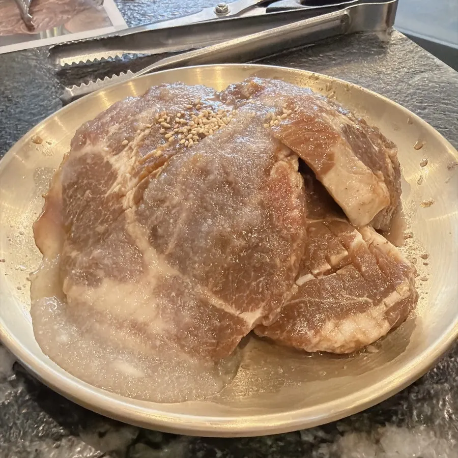 접시에 담겨 나온 돼지양념구이