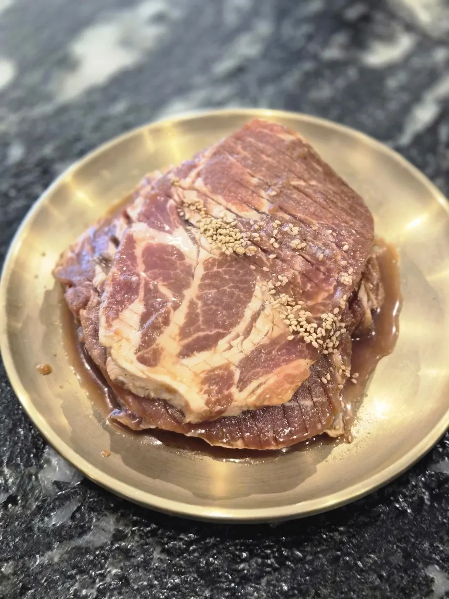 돼지갈비 2인분 생고기 접시