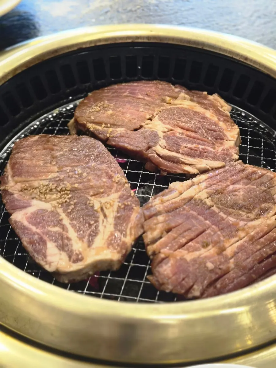 칼집 넣은 두툼한 목살 돼지갈비