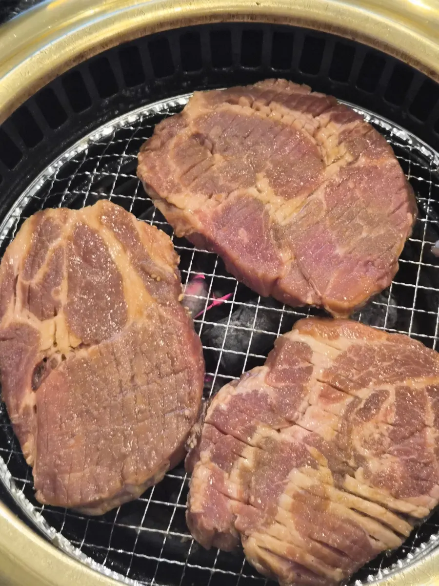 불판에 올린 양념 돼지갈비
