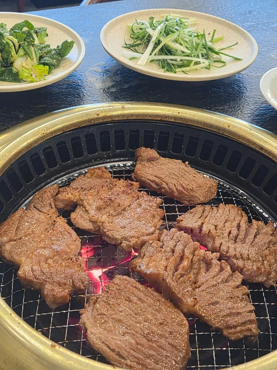 불판을 갈아주는 직원과 굽는 갈비
