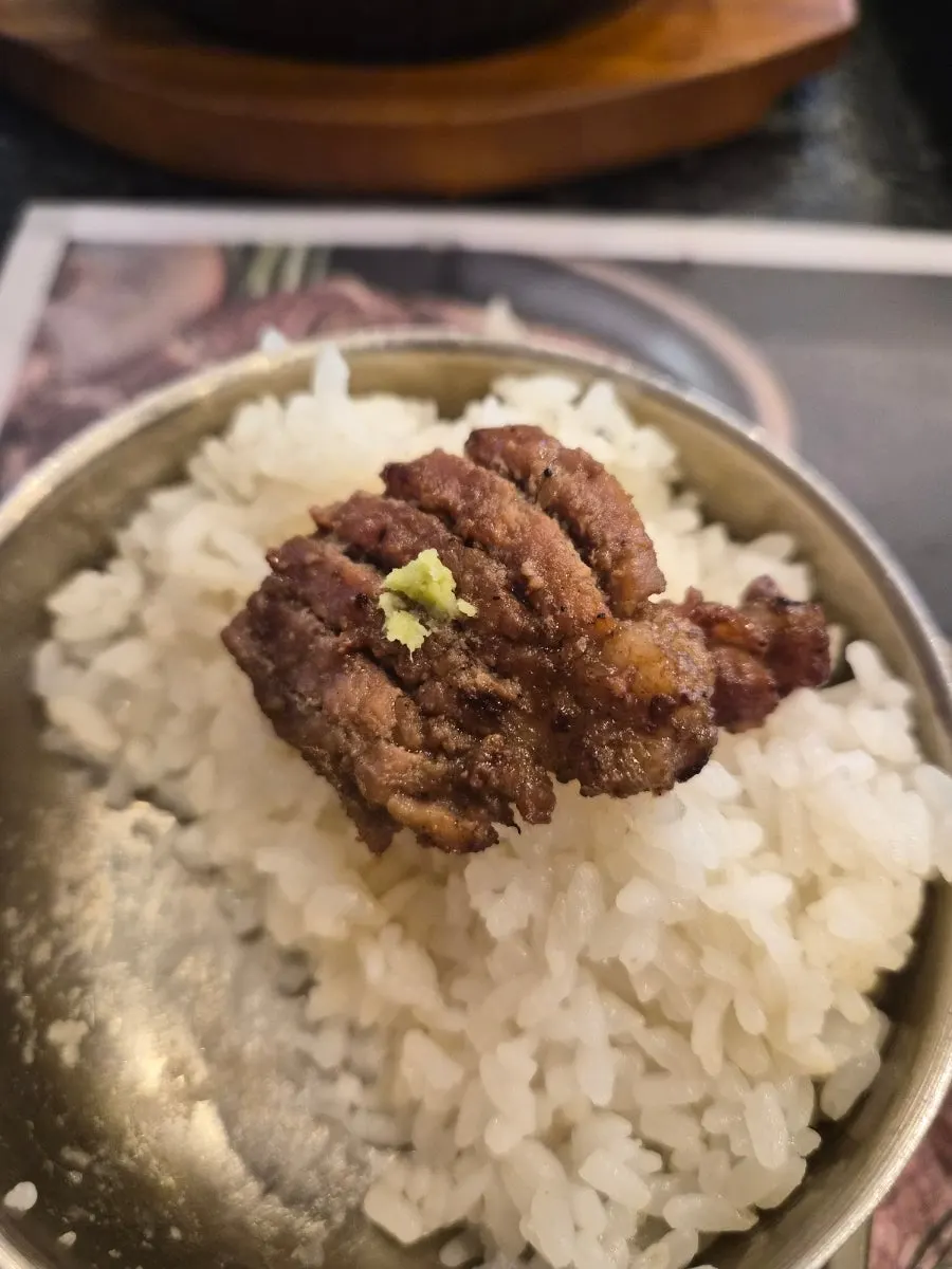돼지갈비와 쌈 채소 곁들임
