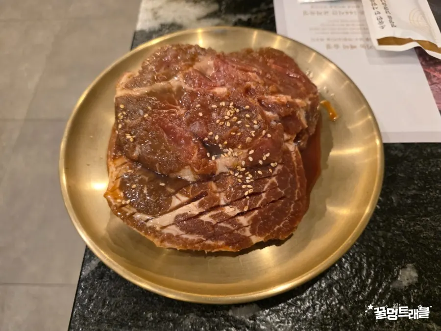 Pork ribs prepared with charcoal