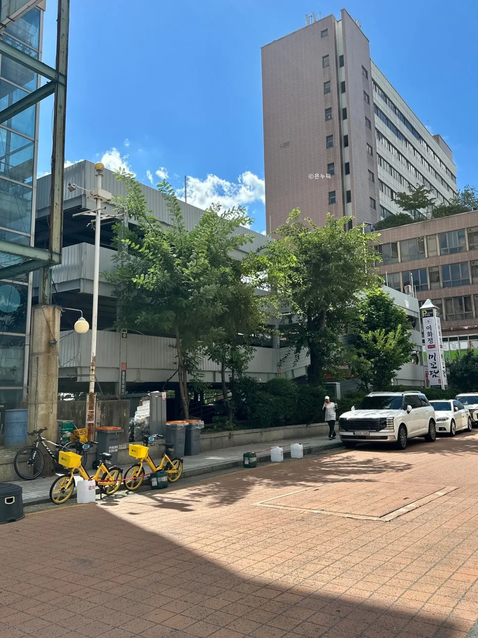 Separate 4-story parking building next to the restaurant