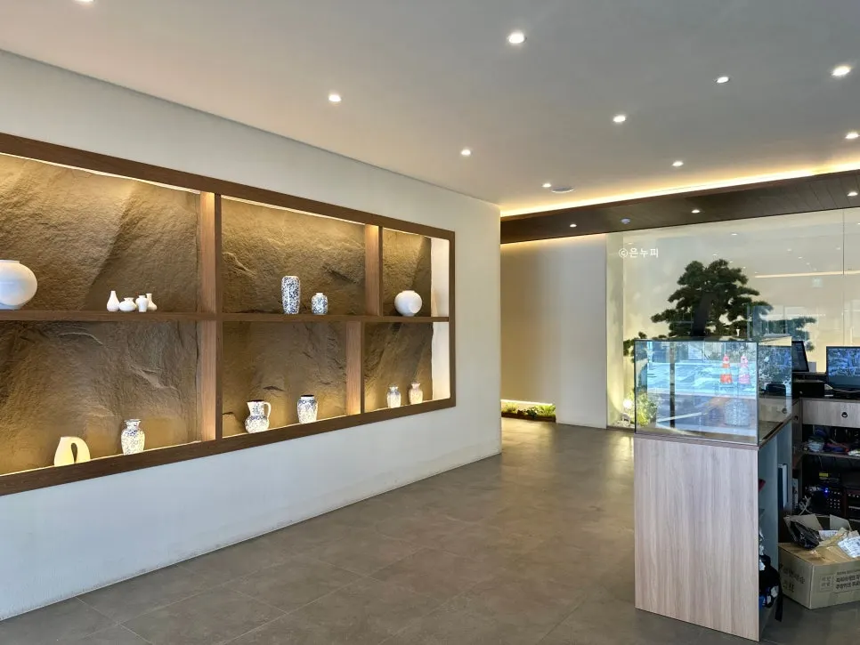 View near the entrance of Ihwajeong Galbi Myeongga Magok-Balsan Branch