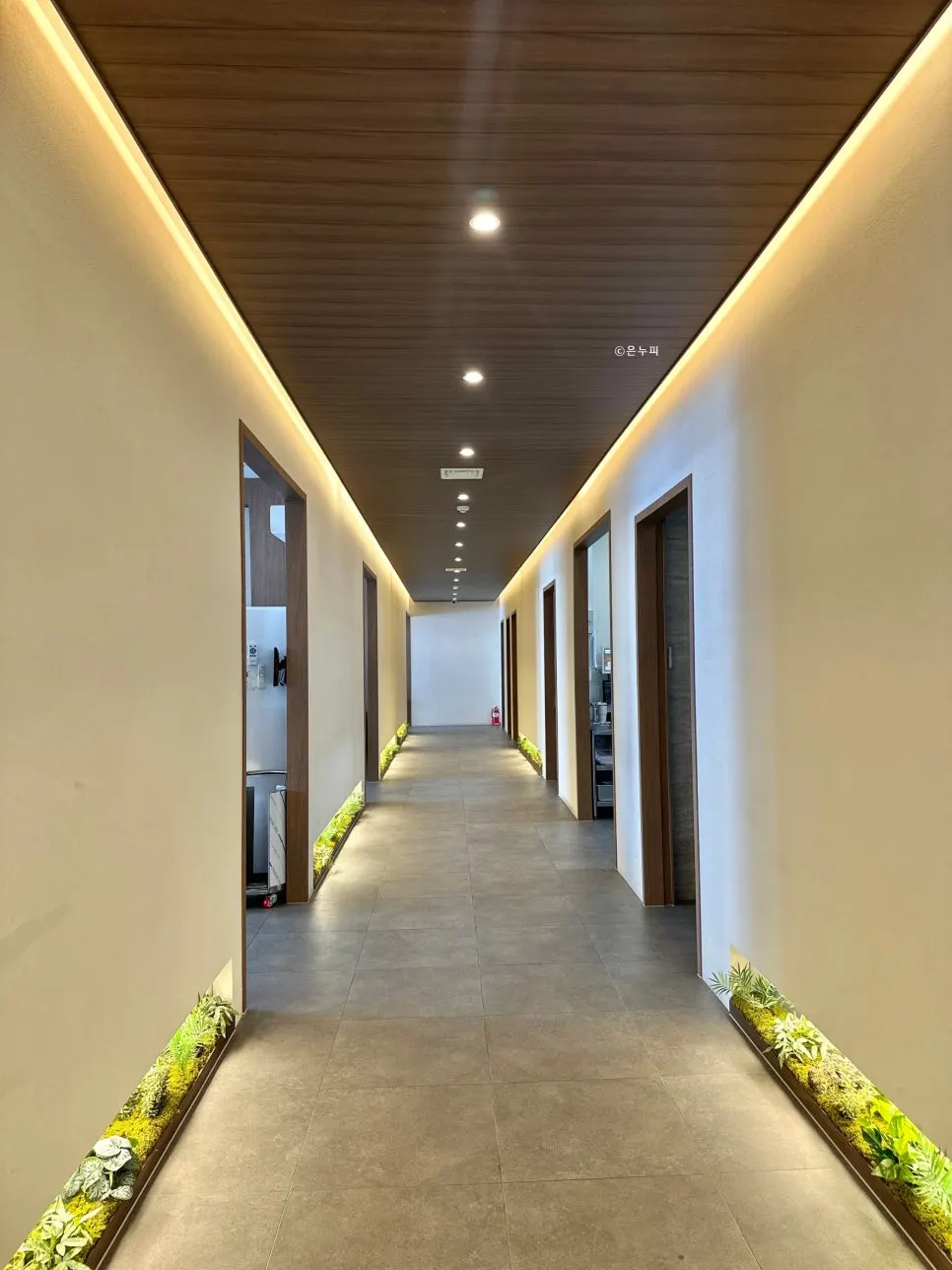 Spacious, clean hallway inside the barbecue restaurant