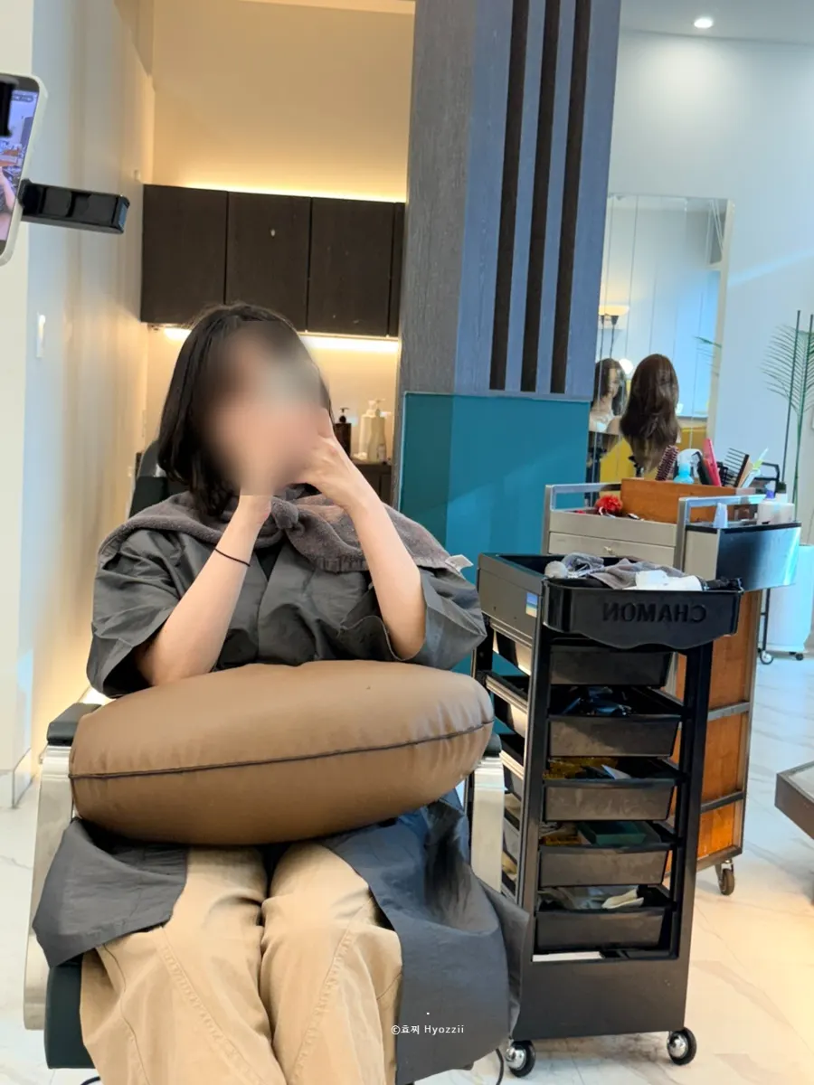 ストレートパーマ後、ミディアムヘアの毛先にCカールを加える過程
