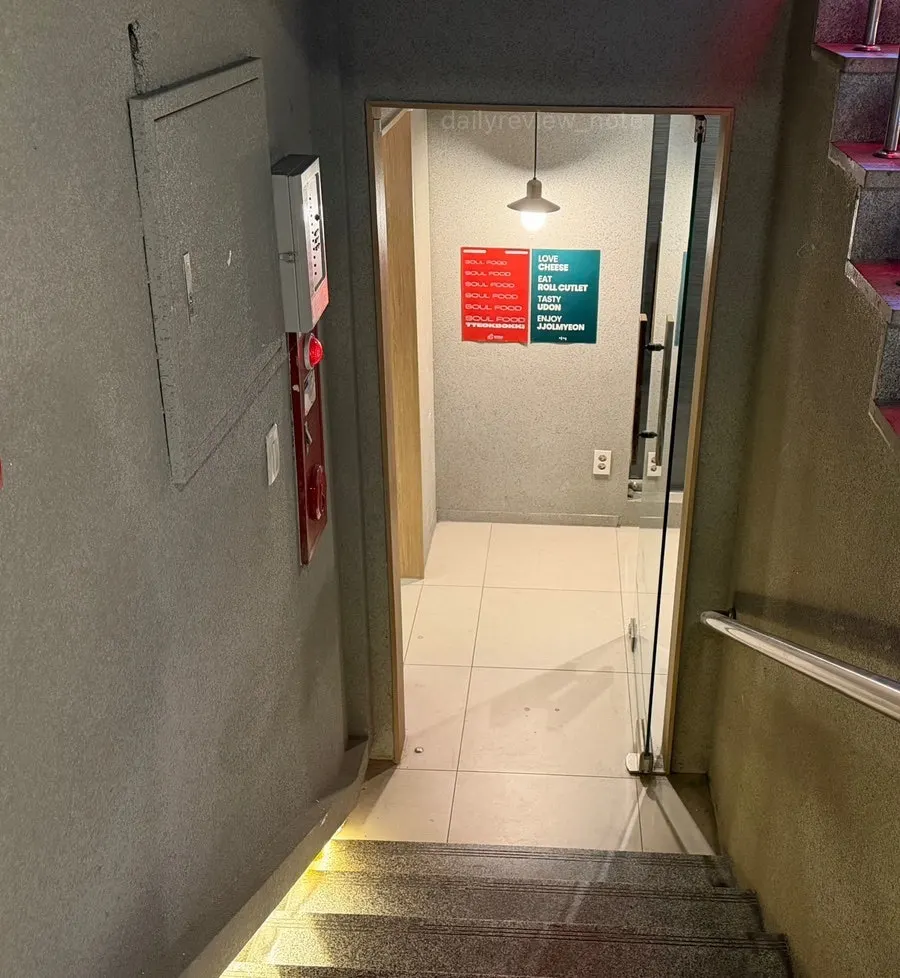 계단 아래 붉은색 토끼 네온사인
