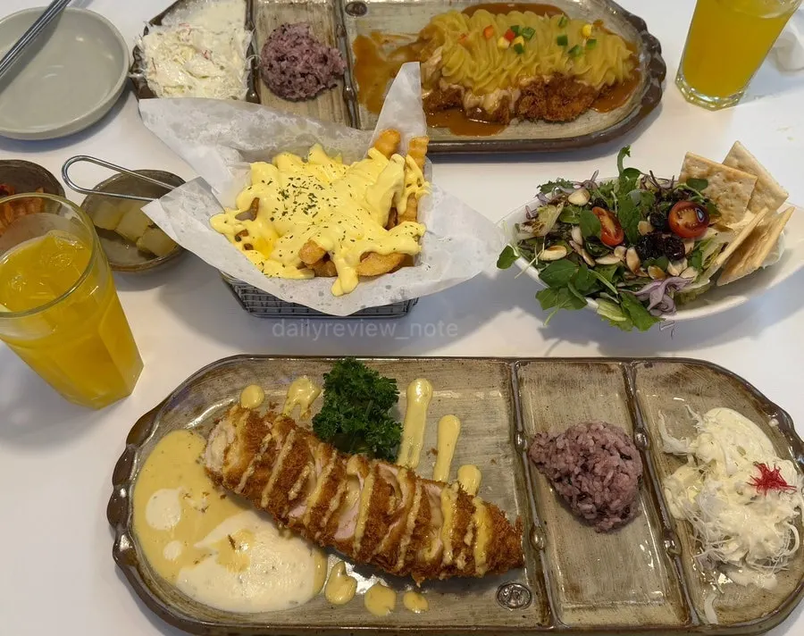 커플세트 A와 사이드 두 가지가 차려진 테이블