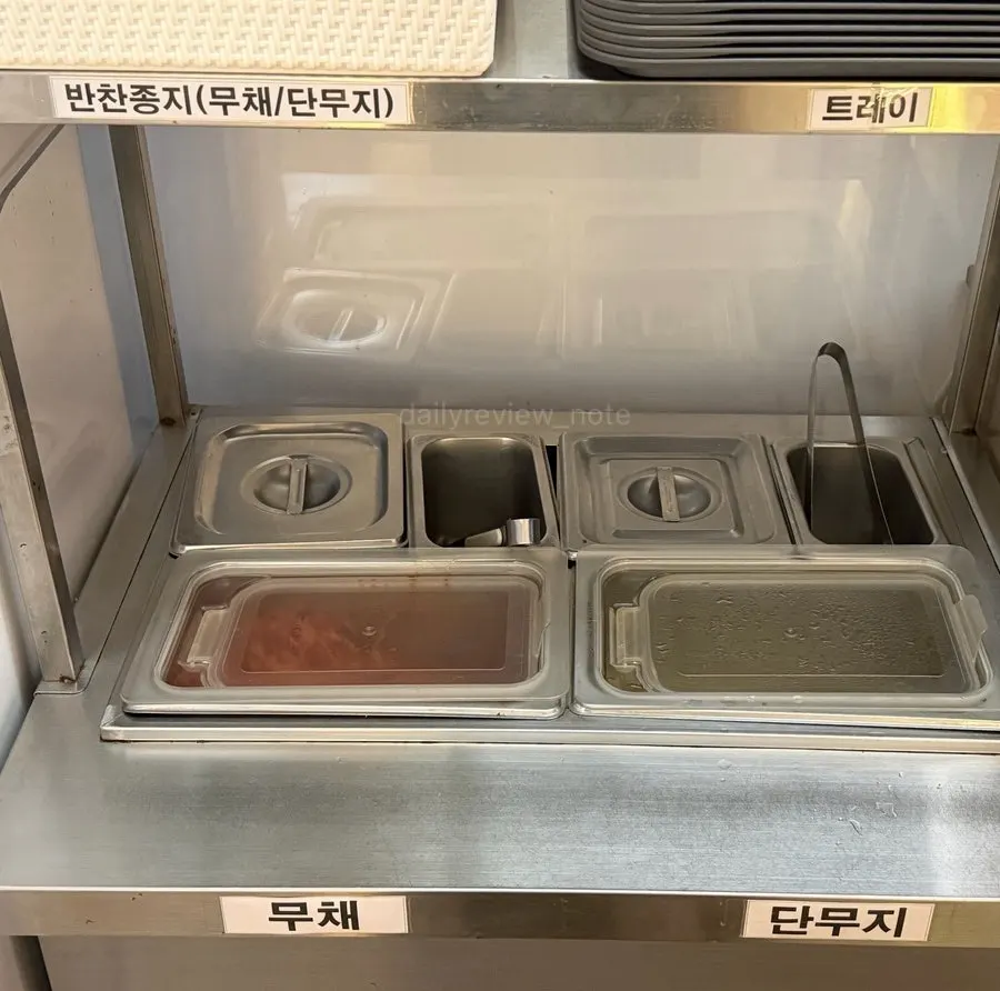 무채와 단무지가 담긴 셀프바 반찬