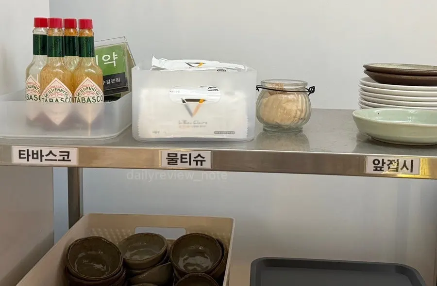 연한 초록빛 수제 스프 한 그릇