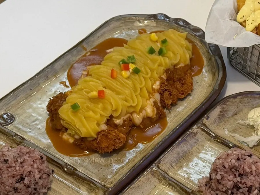잡곡밥과 양배추샐러드가 곁들여진 길쭉한 접시