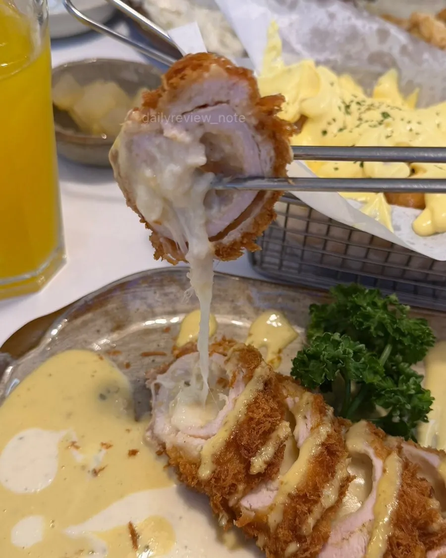 길게 늘어나는 치킨치즈롤까스 치즈