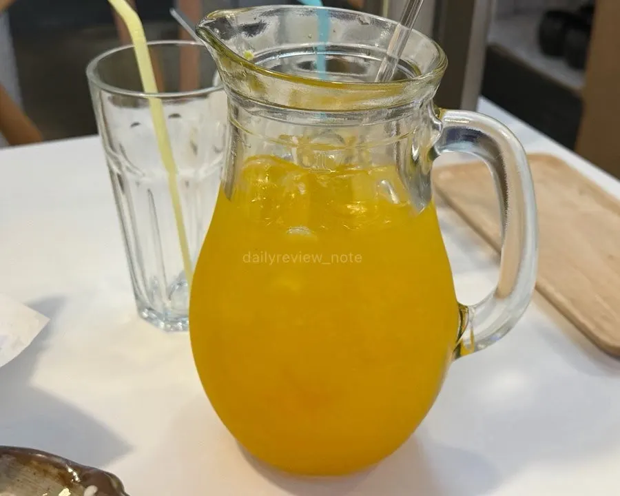 피처에 담겨 나온 애플망고에이드