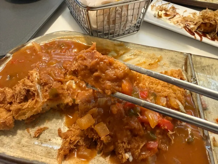 おかわりした黒米ご飯ととんかつ