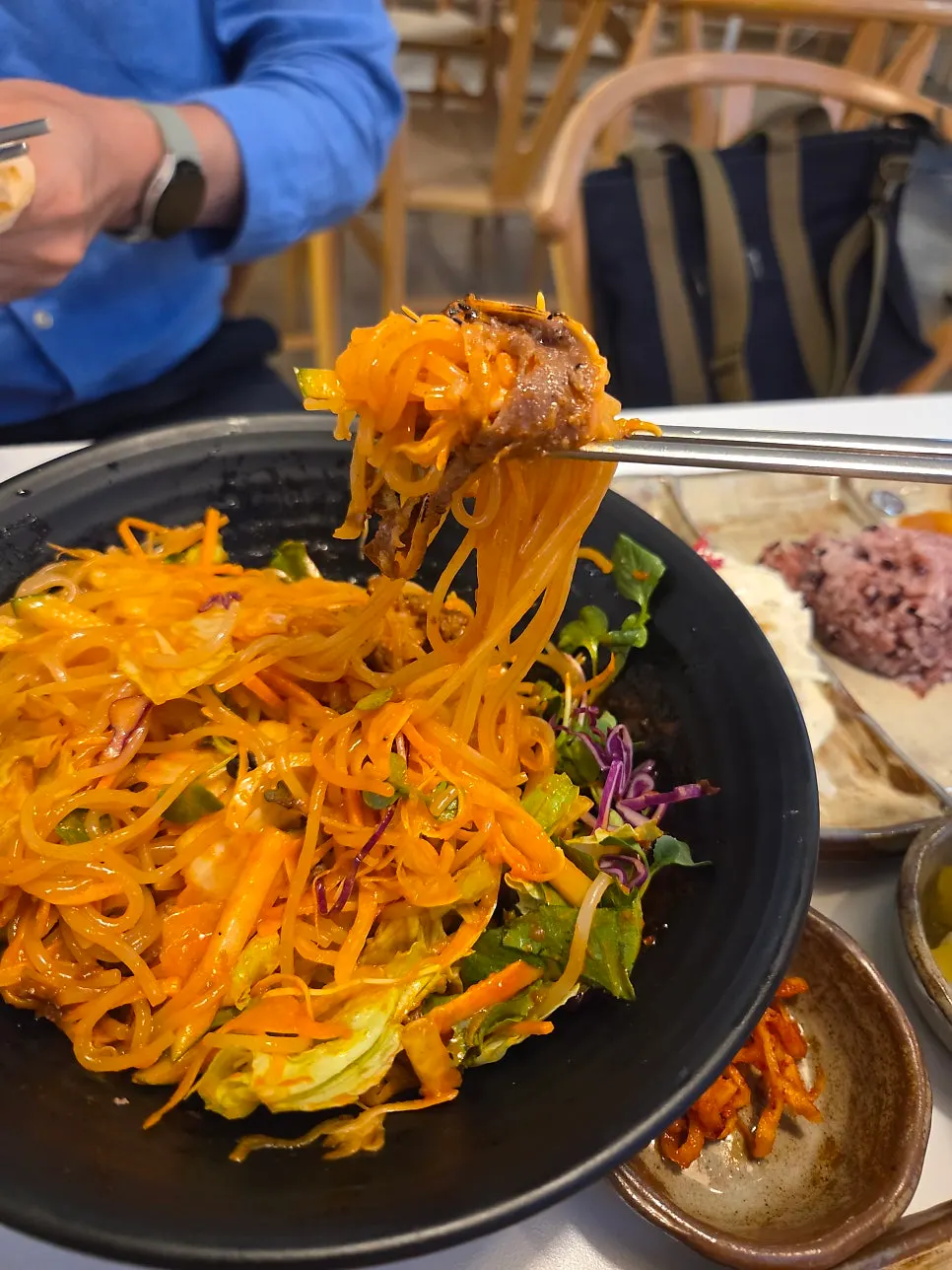 차돌박이가 올라간 쫄면 클로즈업