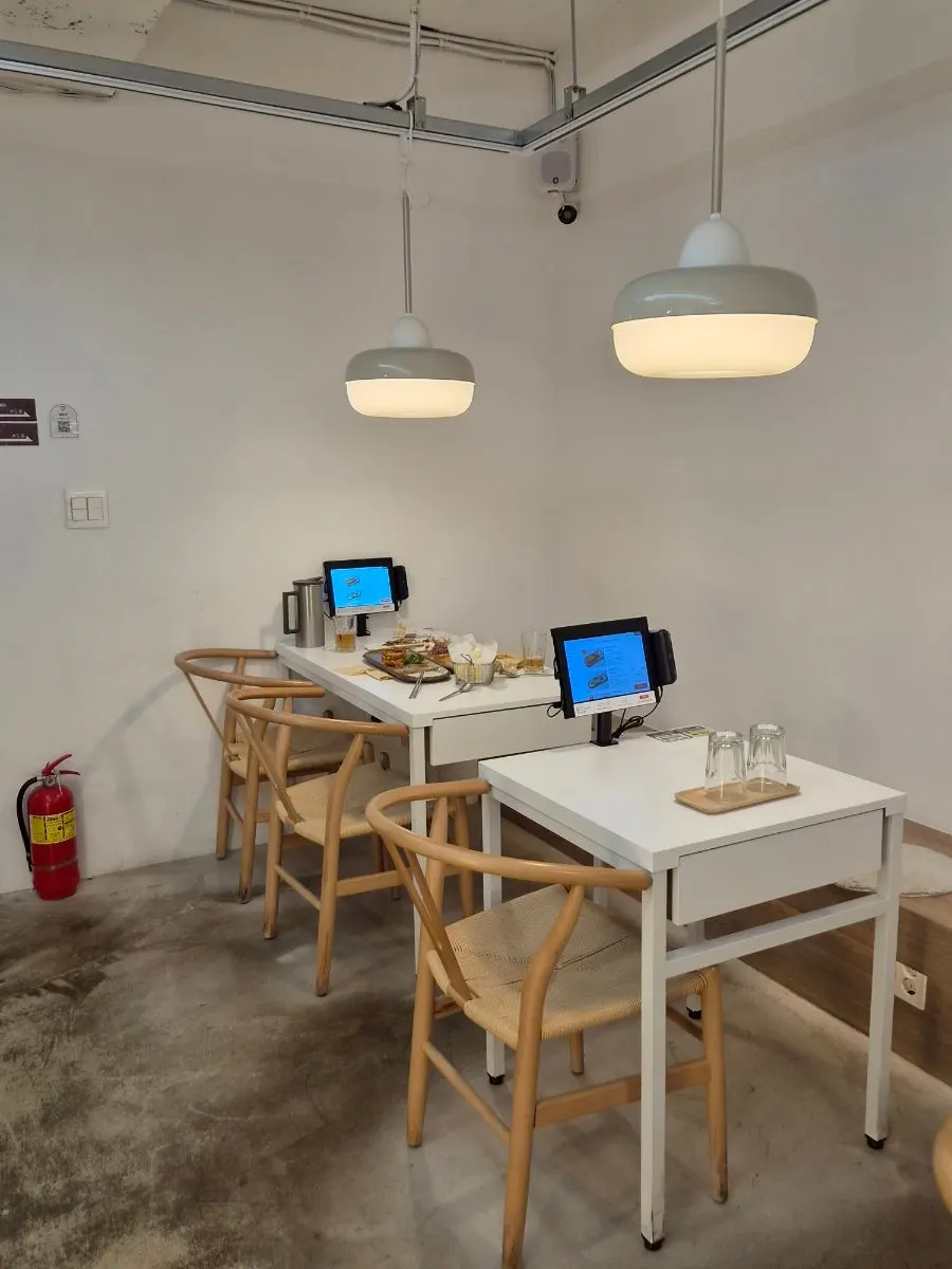 Group seating area at Ikki Roll Katsu Garosu-gil Main Branch