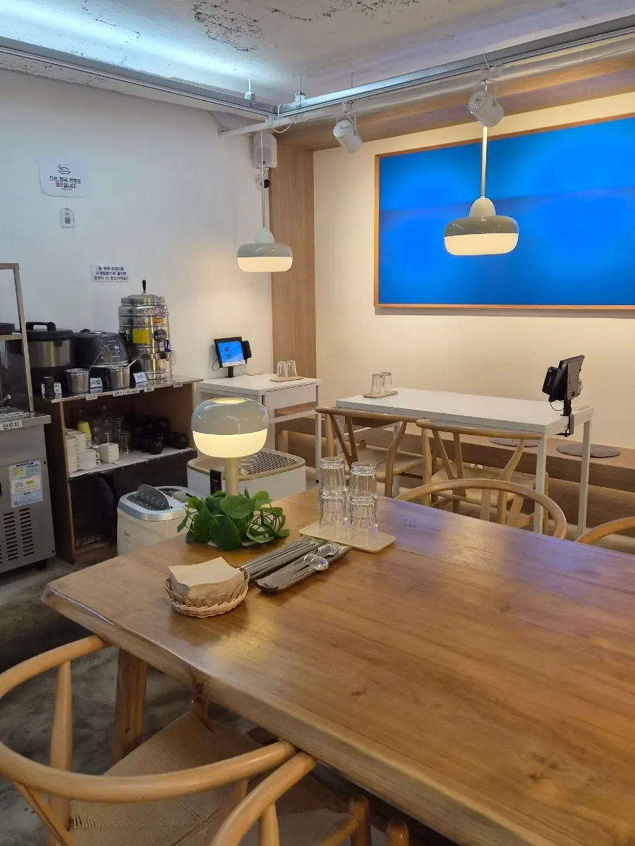 Meeting room atmosphere at Ikki Roll Katsu Garosu-gil Main Branch