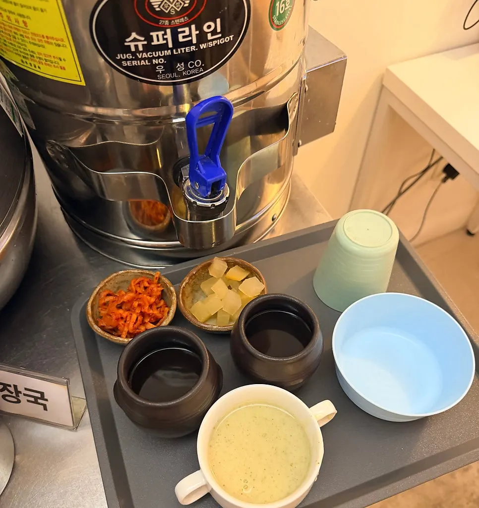 브로콜리크림스프와 흑미밥이 있는 셀프바