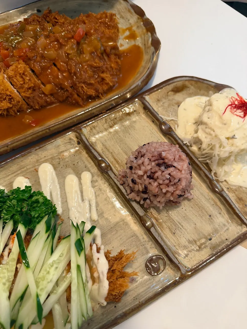 치즈와 날치알이 보이는 롤까스 단면