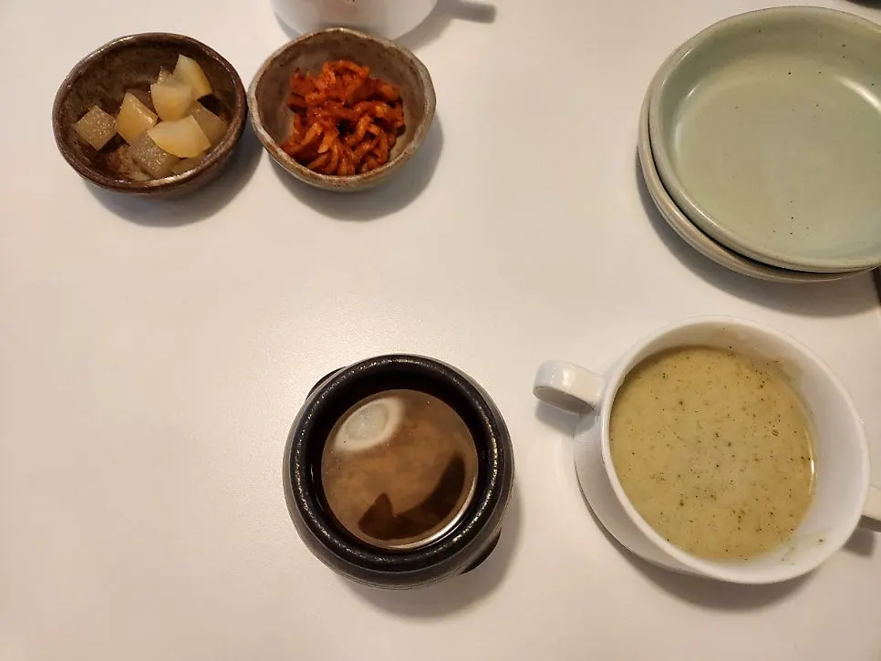 무채, 단무지, 브로콜리 스프, 장국 밑반찬